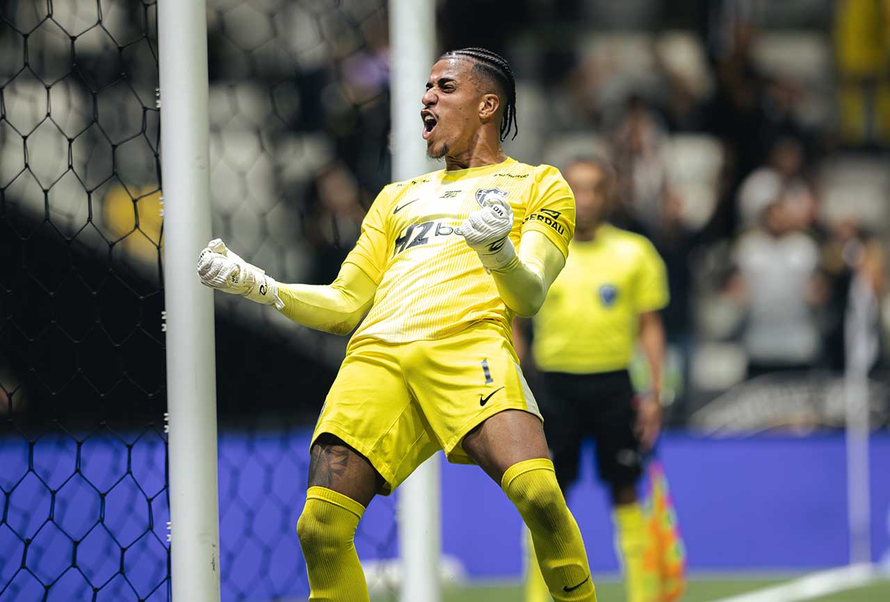 Goleiro Gabriel Delfim comemora classificação histórica do Atlético na Arena MRV pela Copa Sul-Americana.