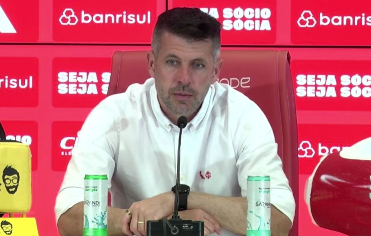 Paulo Pezzolano, técnico do Internacional, durante partida contra o Grêmio pela Copa do Brasil