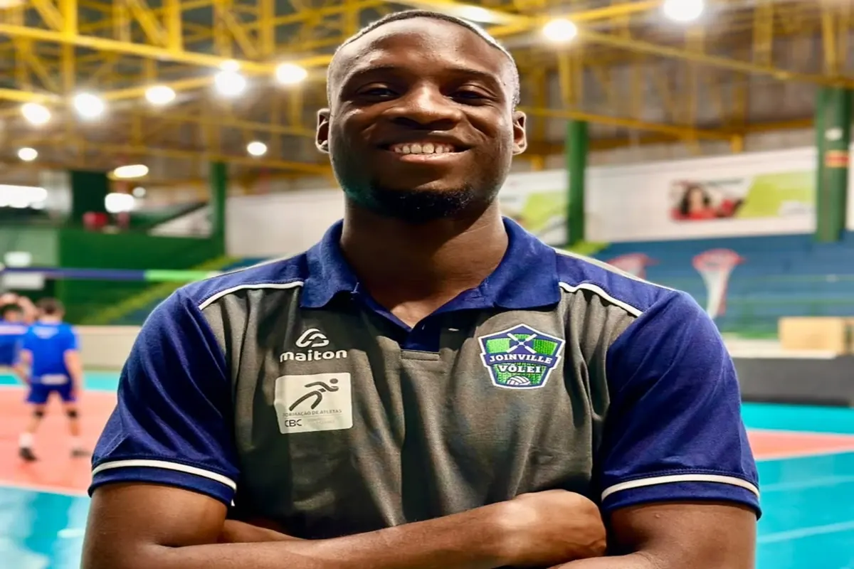 Daniel Aponza, central colombiano, durante apresentação no Joinville para a temporada 2026/27 de vôlei masculino