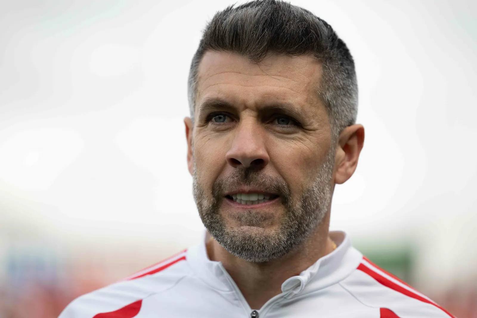 Técnico Paulo Pezzolano à beira do campo em jogo do Internacional pelo Campeonato Brasileiro de 2026