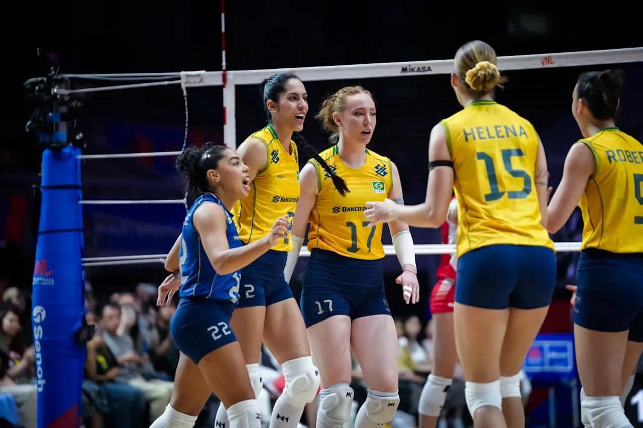 Seleção brasileira feminina de vôlei em quadra com o técnico Zé Roberto Guimarães