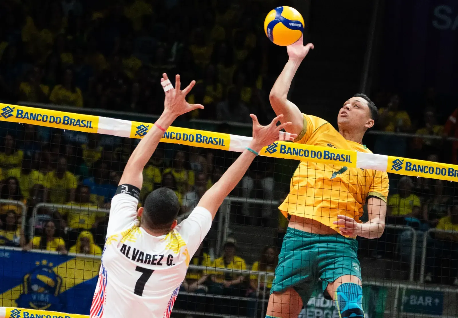 Matheus Pinta, central da seleção brasileira de vôlei, em ação durante vitória sobre a Venezuela no Pré-Olímpico Masculino
