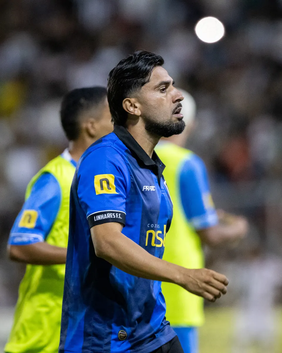 Yupi Silva, técnico do Linhares FC, em campo durante a final do Campeonato Capixaba Série B 2026