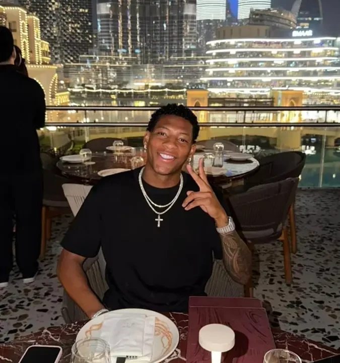 Plata posta foto em Dubai após reviravolta e adiamento do retorno ao Flamengo