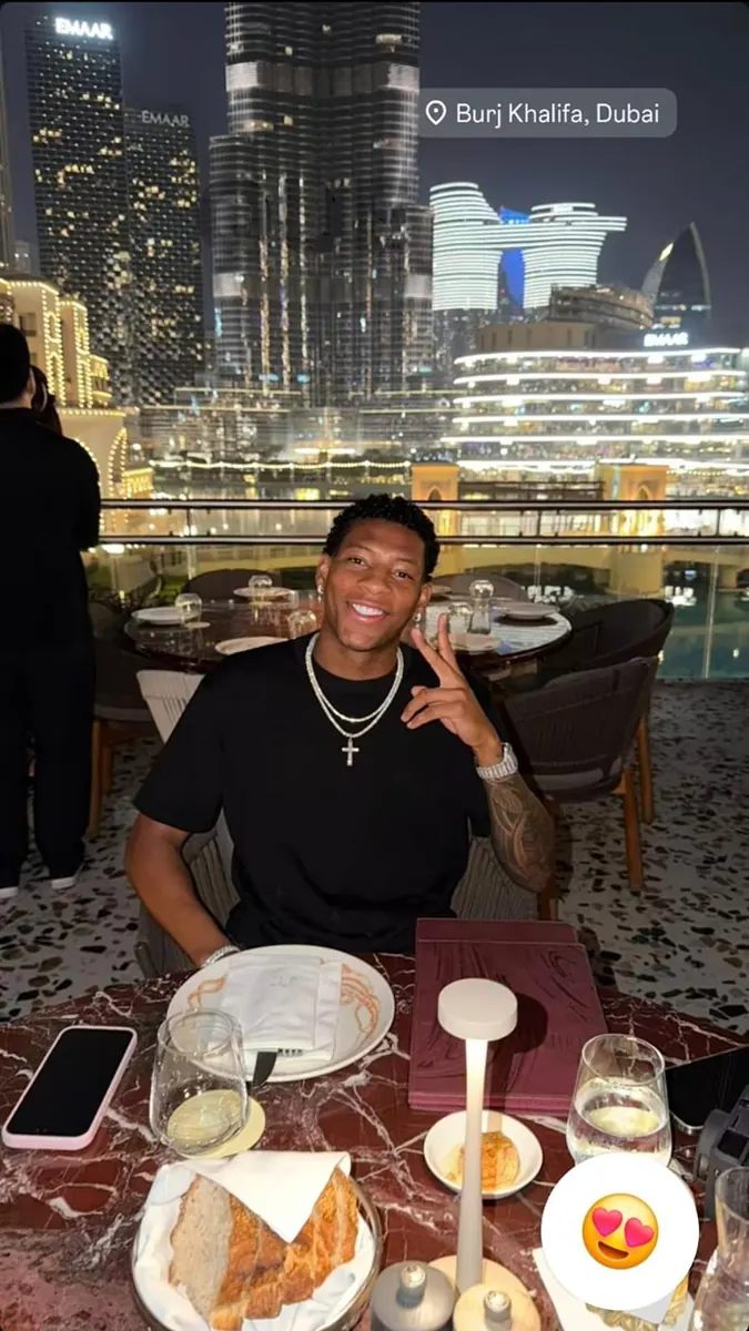 Atacante Plata em partida com a camisa do Flamengo
