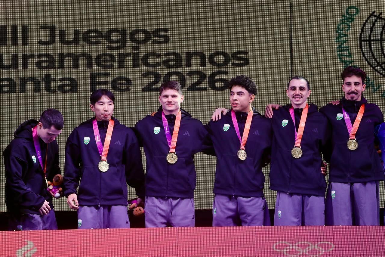 Integrantes da equipe brasileira de ginástica artística masculina celebram conquista nos Jogos Sul-Americanos.