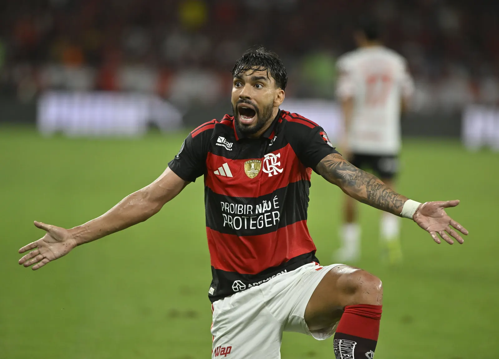 Jogadores do Estudiantes comemoram a classificação para a final da Libertadores 2026 após vencerem o Flamengo nos pênaltis no Maracanã