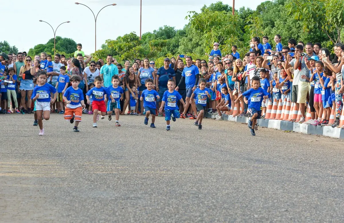 Crianças participando da Maratona Kids – Corrida da Alegria no Studio 5 Shopping, em Manaus