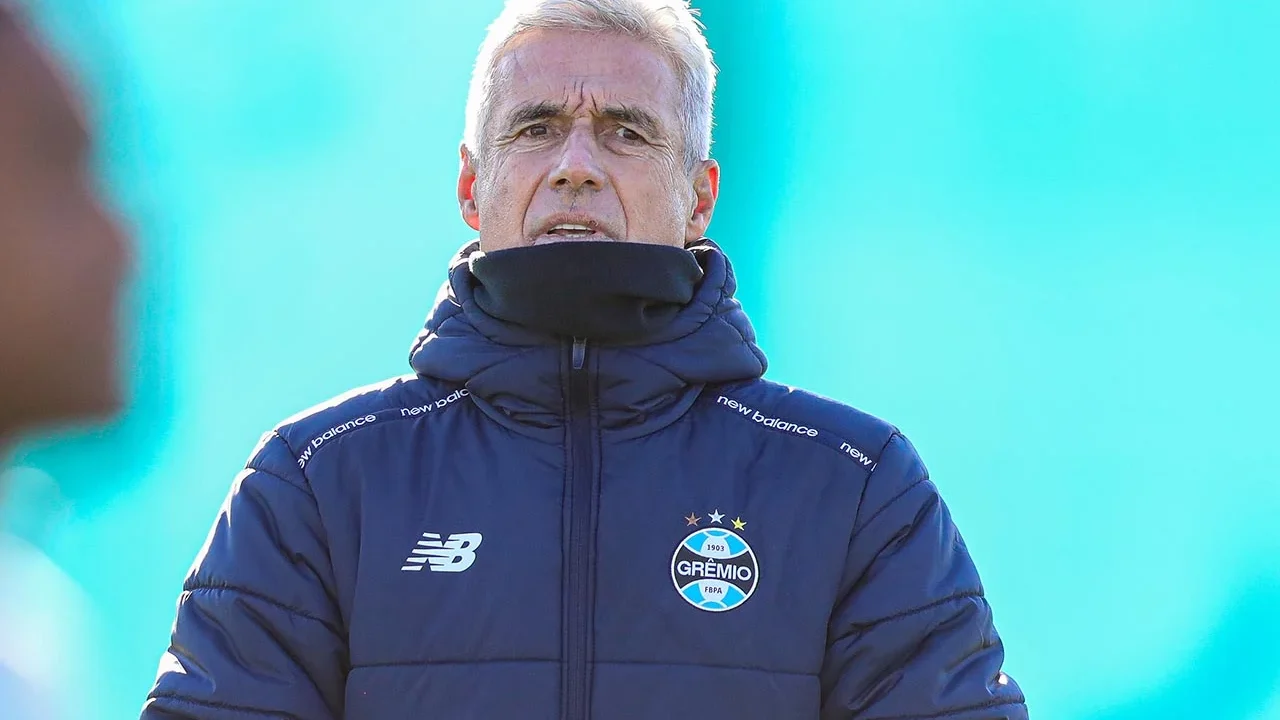 Atacante do Grêmio perde R$ 22,5 mil em golpe aplicado por falso Luís Castro