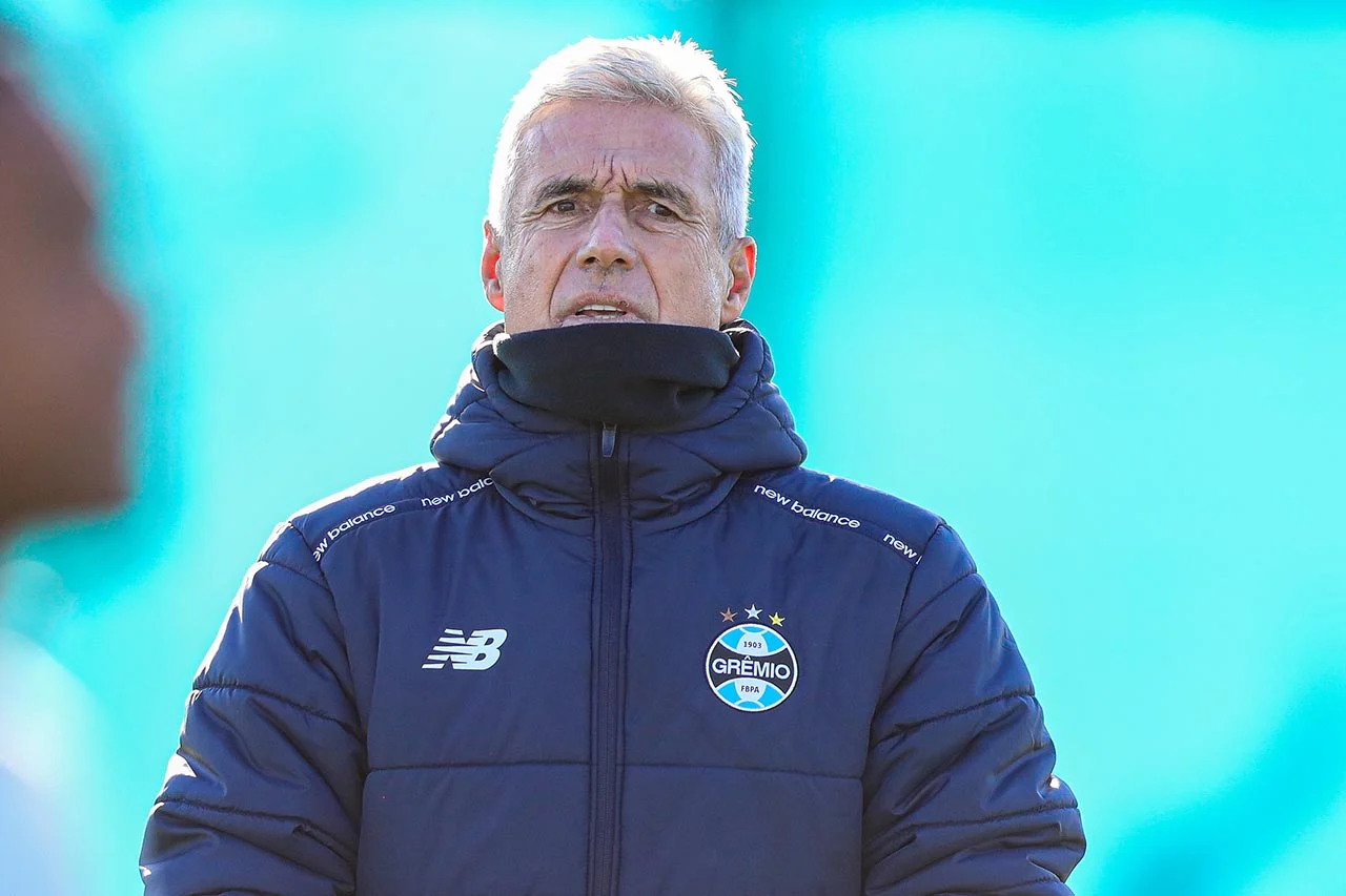 Jogadores do Grêmio realizam treino tático no CT Luiz Carvalho durante preparação para temporada 2026