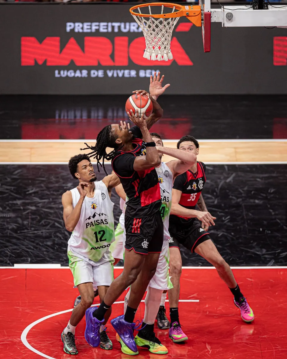 Jogadores do Flamengo em quadra durante partida contra o Paisas pela Liga Sul-Americana de Basquete, no Maracanãzinho, Rio de Janeiro