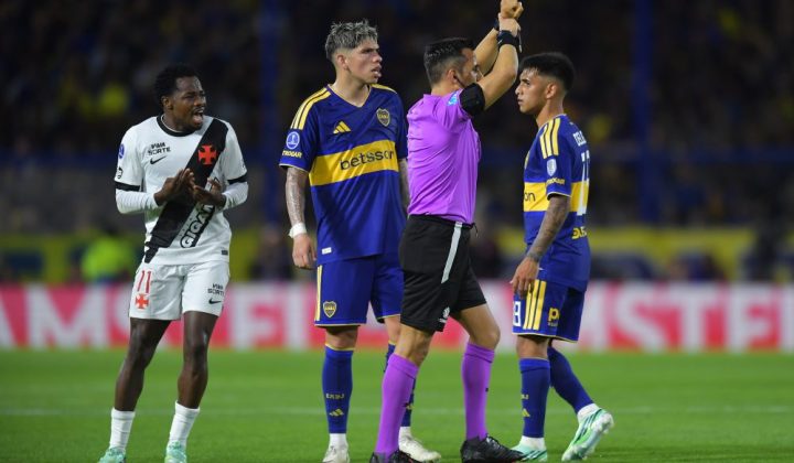 Expulsão de Andrés Gómez complica Vasco, mas time segura vitória histórica na Bombonera