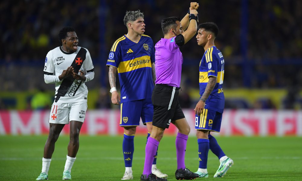 Expulsão de Andrés Gómez complica Vasco, mas time segura vitória histórica na Bombonera