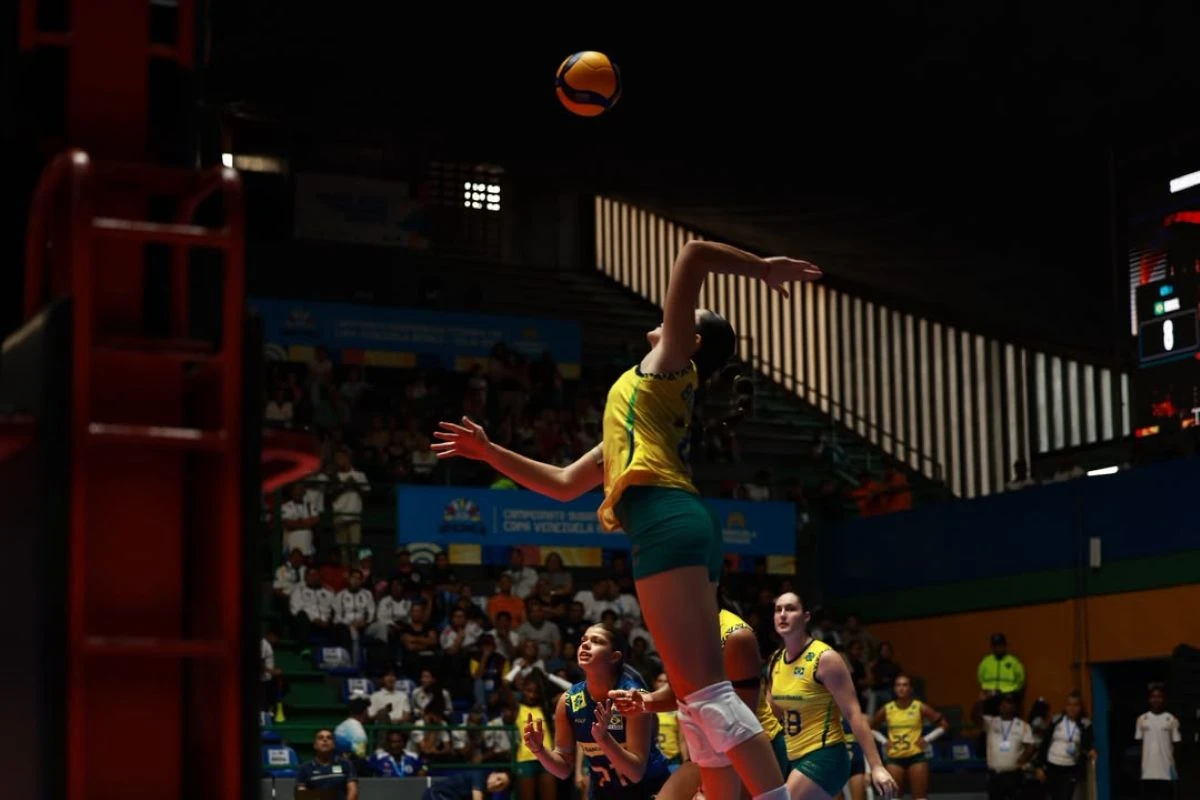 Jogadoras da seleção brasileira sub-19 feminina de vôlei durante partida contra o Peru pelo Sul-Americano