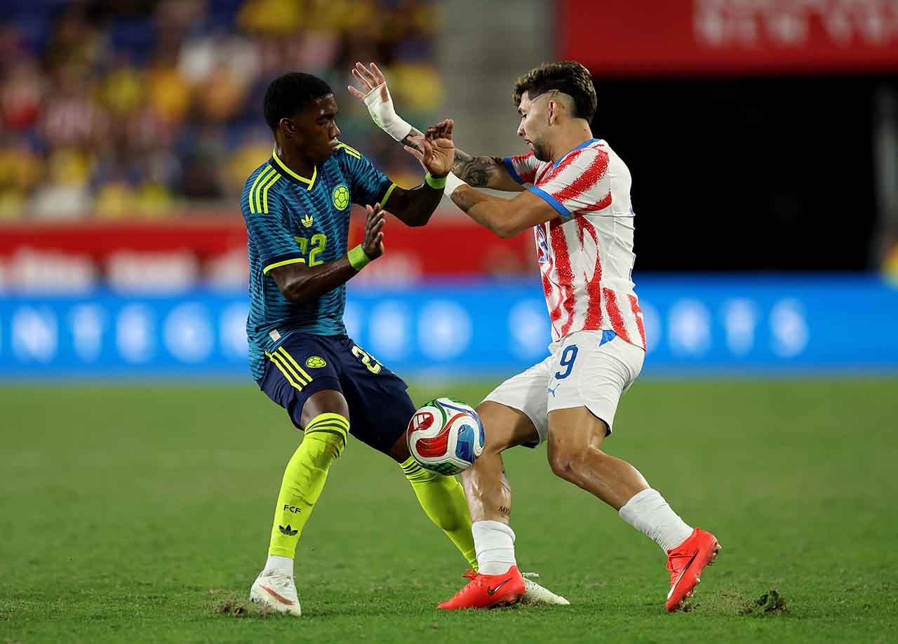 Jogadores do Paraguai e da Colômbia disputam a bola durante amistoso internacional em Nova Jersey, 2 de outubro de 2026