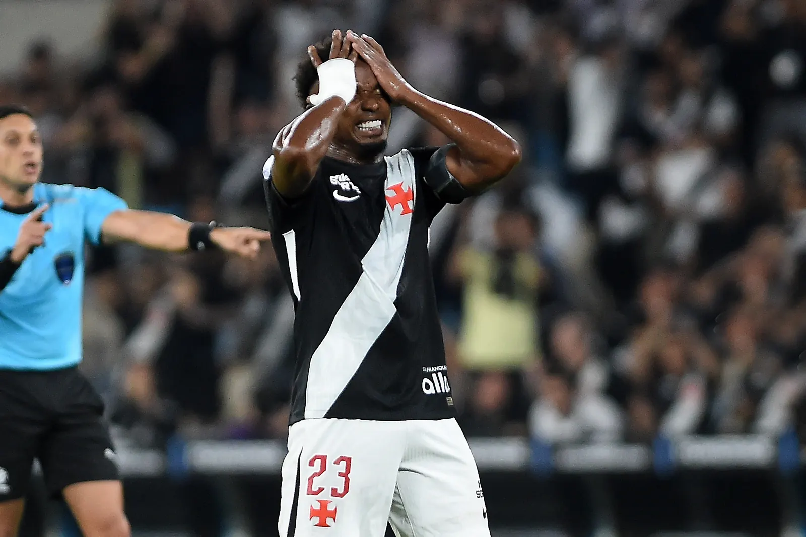 Jogadores do Vasco lamentam eliminação para o Boca Juniors no Maracanã pela semifinal da Copa Sul-Americana 2026