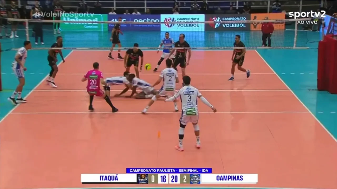 Jogadores do Campinas sofrem choque de cabeça e deixam semifinal do Paulista de vôlei de ambulância
