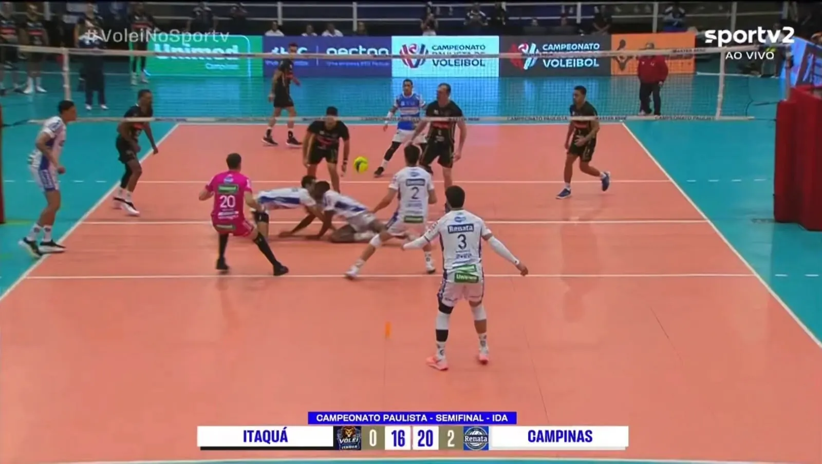 Jogadores do Campinas Douglas Souza e Acerola recebem atendimento médico em quadra após choque de cabeça na semifinal do Paulista de vôlei masculino contra o Itaquá